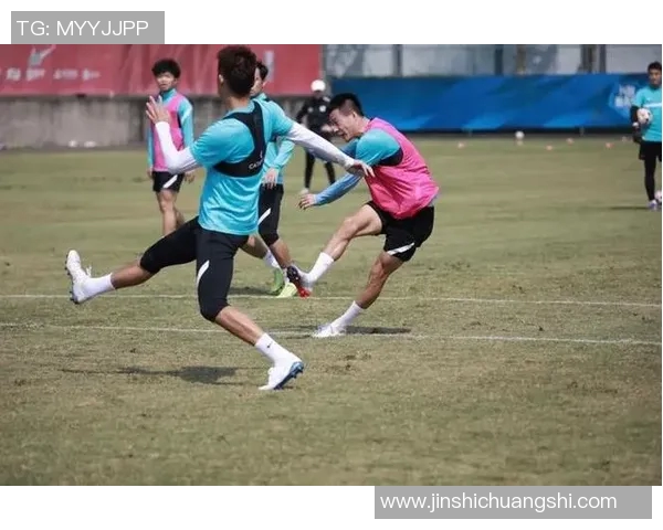 球队老板亲自下场训练，场面滑稽引热议